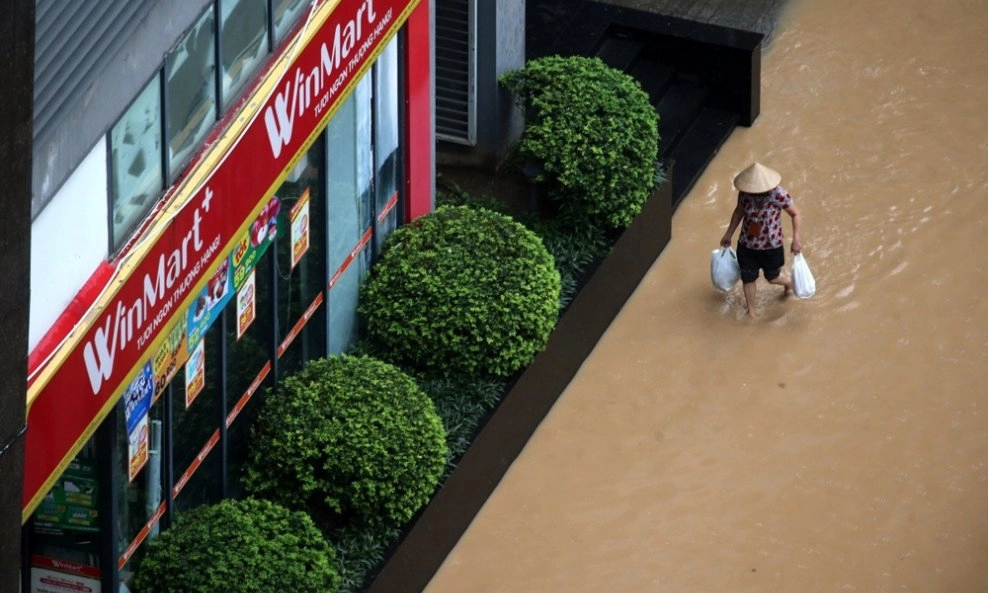Poplave u Vijetnamu ubile barem 15 ljudi, kamiondžiju bujica odnijela pri prelasku brane